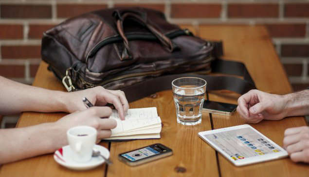 Dos ciudadanos tomando café y resolviendo dudas del impuesto sobre la renta