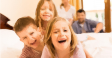 Imagen de tres niños sonriendo