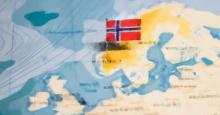 Bandera Noruega sobre el mapa del país