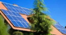 Paneles fotovoltaicos instalados en un tejado de una casa