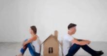 Una pareja de espaldas con una casa en medio