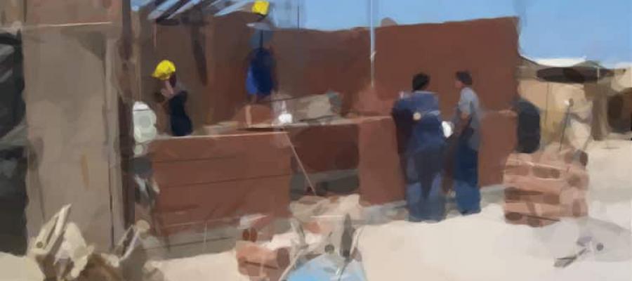 Obreros trabajando en una casa