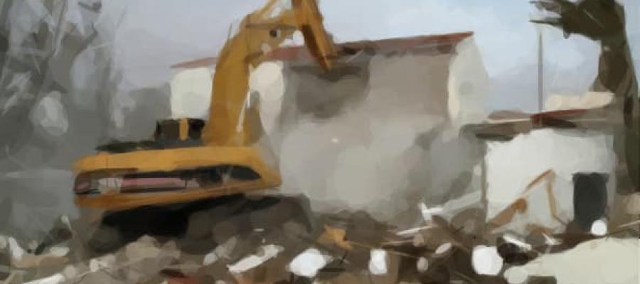 Maquinaria demoliendo una casa