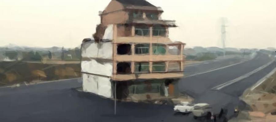 Edificio en medio de una carretera