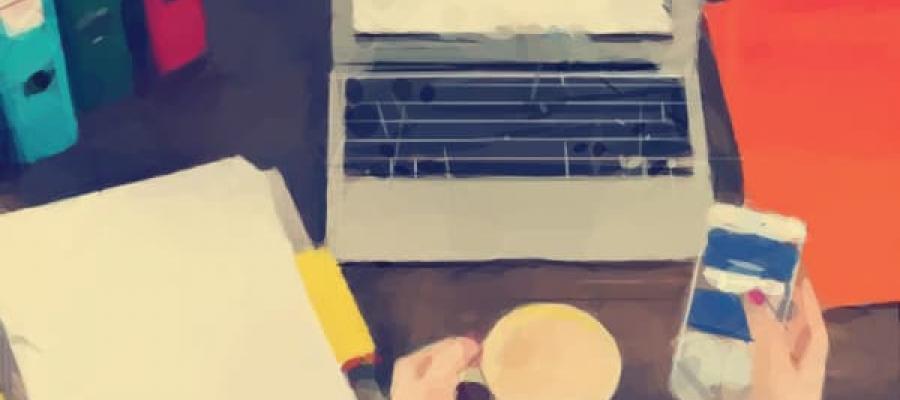 Dibujo de una persona tomando café delante de un portátil