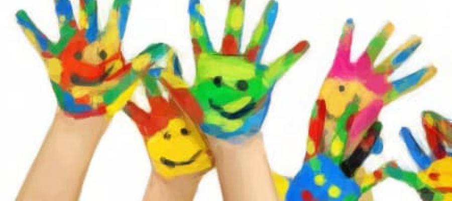 Manos de niños pintadas